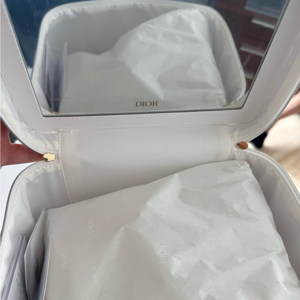 Dior Cosmetic Bag and Capture Total Hyalushot wrinkle corrector - Picture 3 of 5